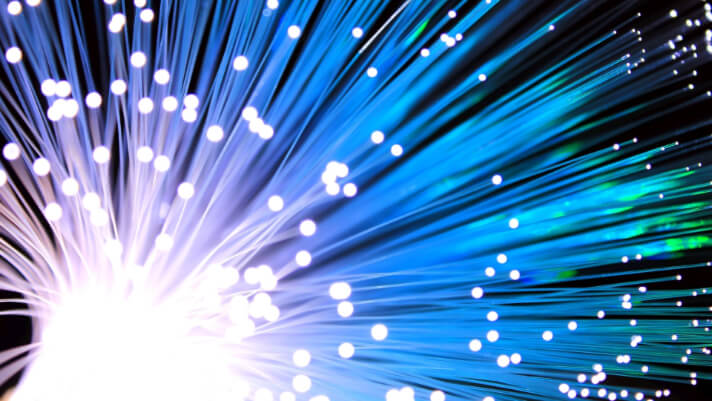 Cabos de fibra óptica em redes e sistemas de computadores