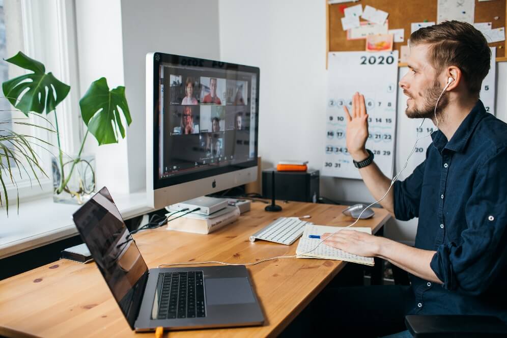 A employee of Ufinet working from home