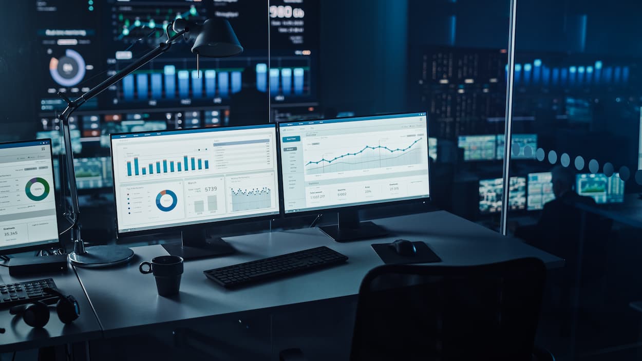 Entorno de análisis avanzado con múltiples pantallas para supervisar y optimizar el rendimiento de las redes con Monitoreo LAN&WAN.