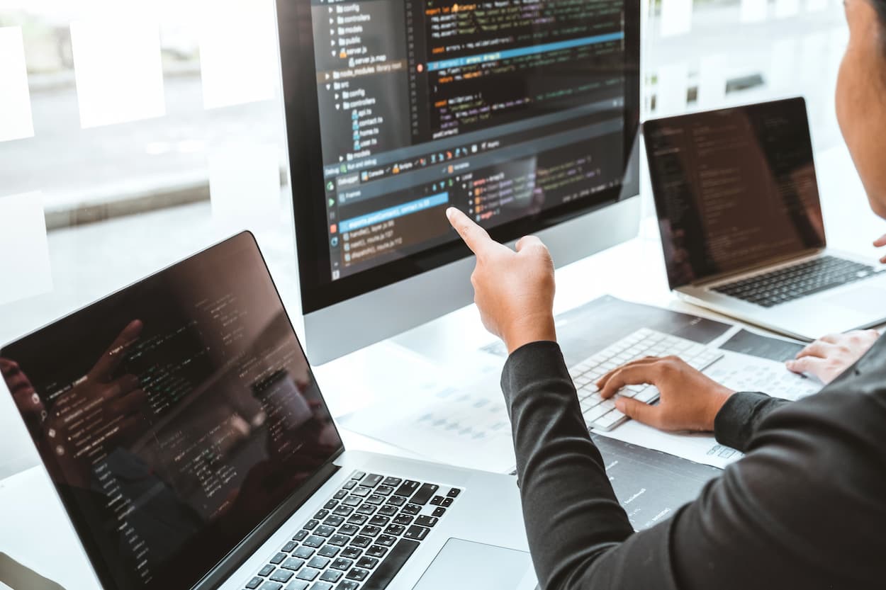 Colaboración técnica en un entorno de desarrollo para optimizar la gestión y seguridad de redes corporativas con Monitoreo LAN&WAN.