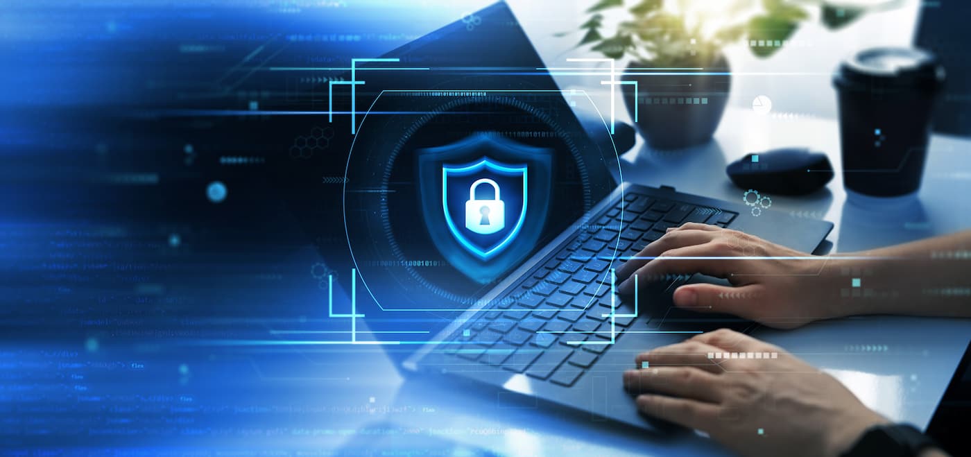 Concepto de seguridad cibernética en un laptop, con enfoque en el Monitoreo LAN&WAN.