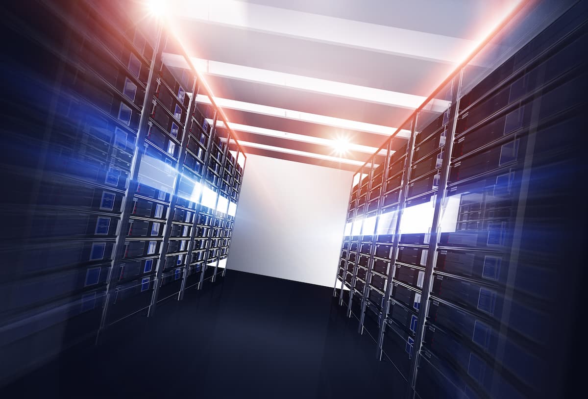 Un largo pasillo con numerosos servidores, representando una infraestructura de Internet.