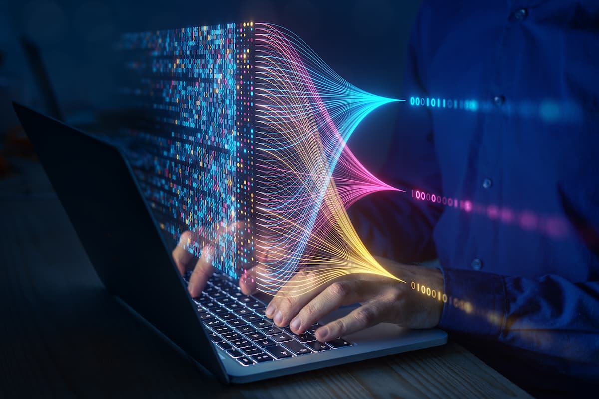 Una persona tecleando en una laptop con una línea colorida, simbolizando la conexión a Internet.