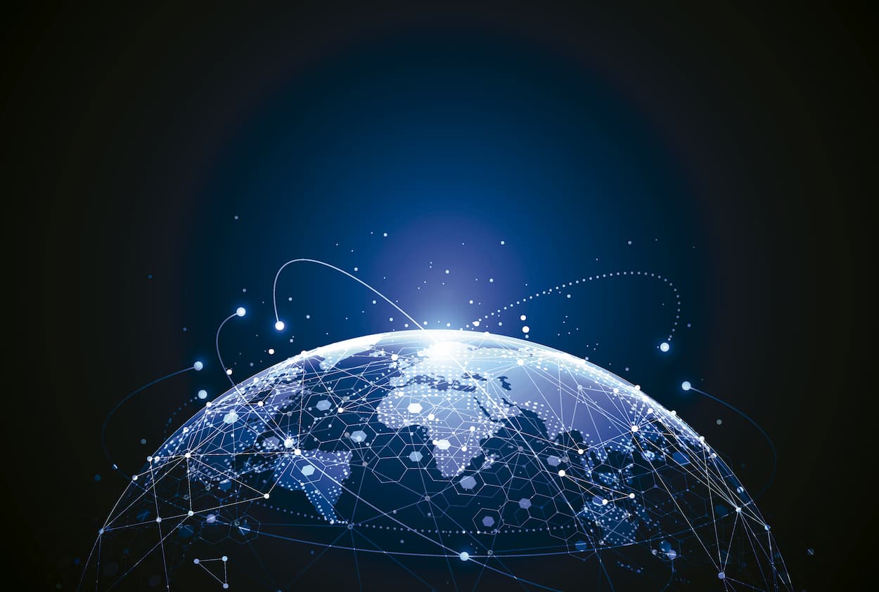 La Tierra rodeada por una red de líneas y puntos, símbolo de la conectividad mundial a través de Internet.