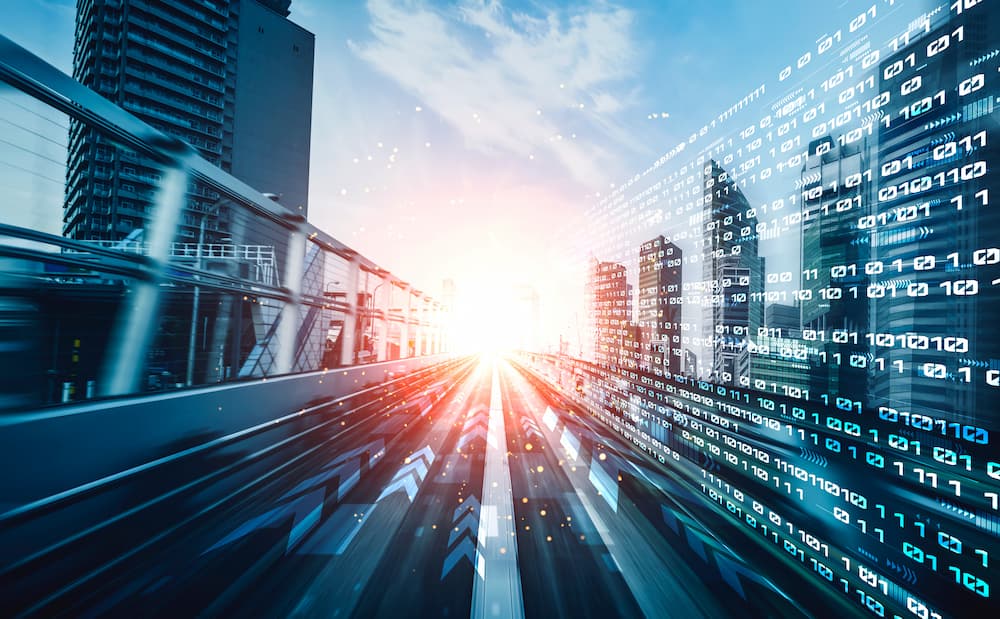 El sol brilla a través de la ciudad, iluminando una pantalla de computadora que muestra contenido de internet.