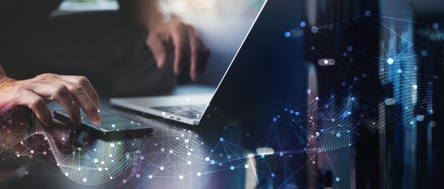 Una persona utiliza una laptop conectada a una red, realizando actividades de peering.