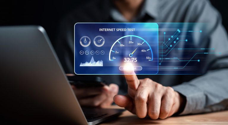 Prueba de velocidad de internet en un laptop, mostrando resultados de conexión y peering.