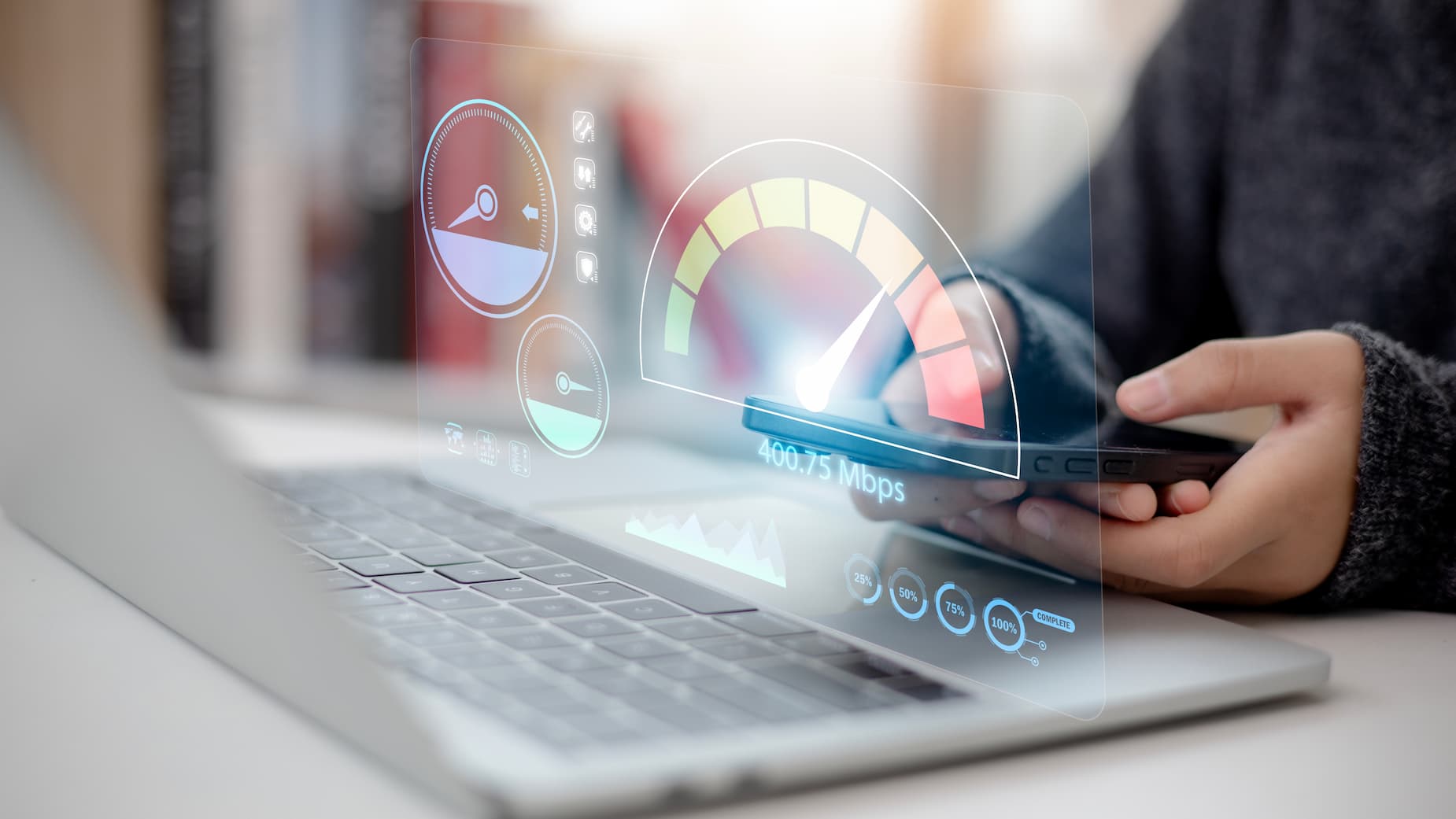 Una persona usa una laptop con un velocímetro en la pantalla, indicando la velocidad de conexión a internet.