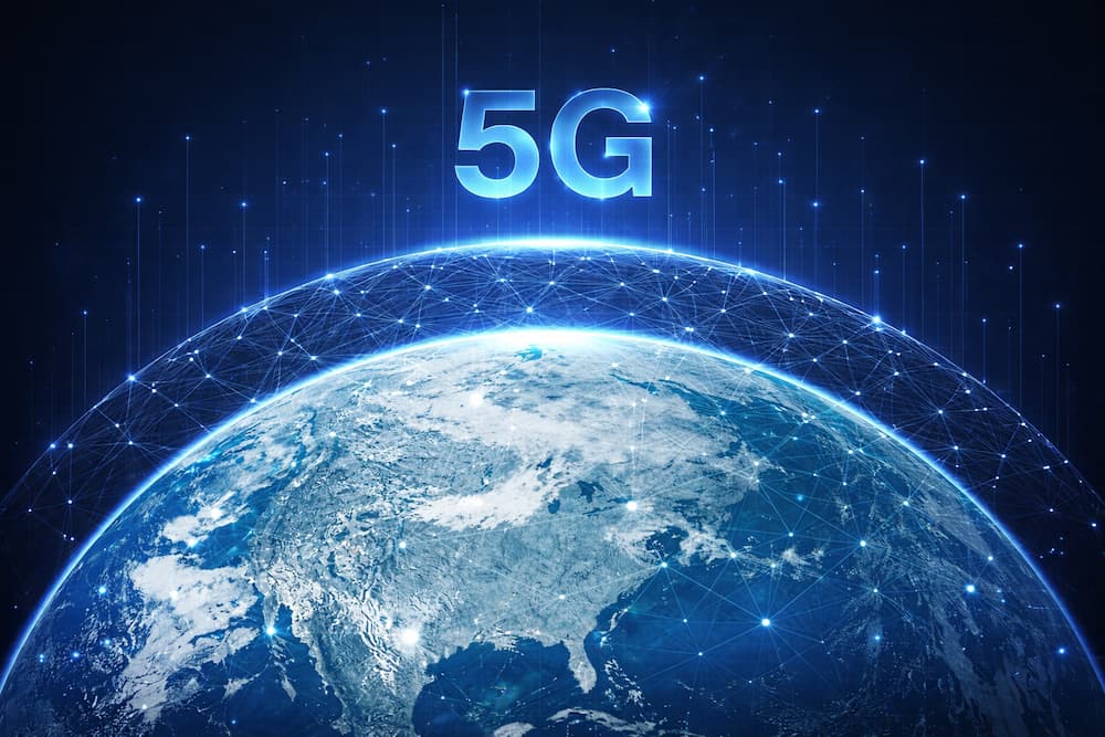 Towering 5G está llegando al mundo., representado por una torre de señal alta y moderna.
