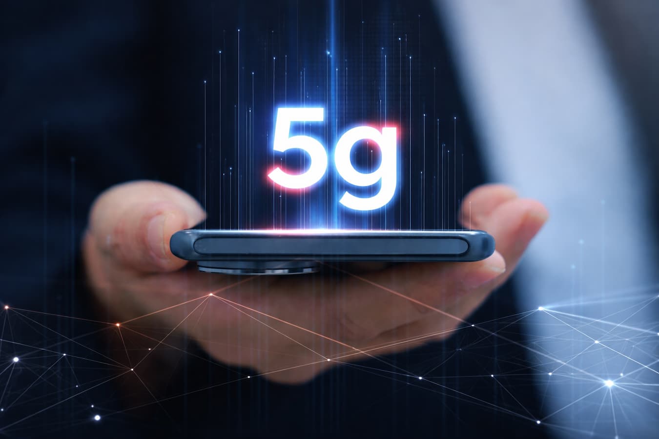 Towering 5G en una torre, cuestionando su autenticidad y efectividad en la conectividad actual.