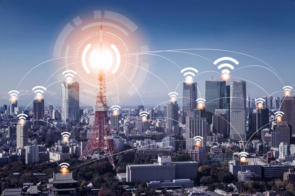 El futuro del internet de las cosas con Towering 5G que simbolizan conectividad y tecnología avanzada.