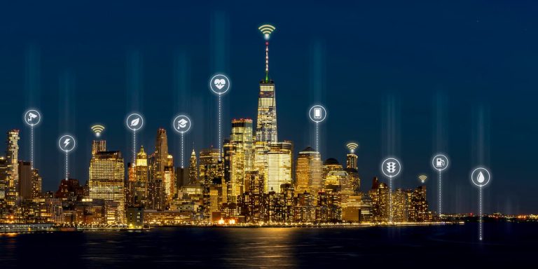 Una ciudad moderna con numerosos dispositivos conectados a Wi-Fi y Towering 5G destacándose en el horizonte.