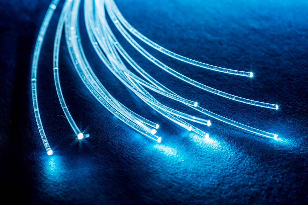 Un primer plano de un cable de fibra óptica, simbolizando la tecnología de Towering 5G en desarrollo.