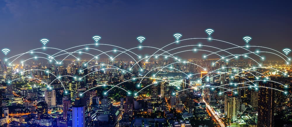 Concepto de ciudad inteligente con red WiFi y Towering 5G, simbolizando conectividad y tecnología avanzada.