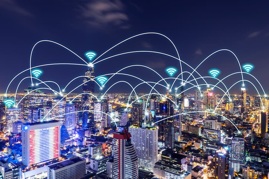 La ciudad está conectada a internet mediante conexiones wifi.
