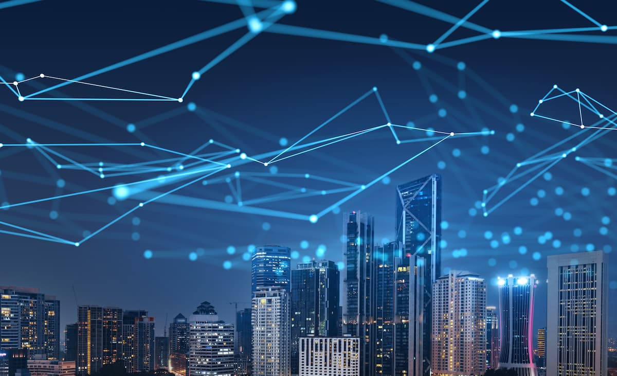 El futuro del internet de las cosas con Towering 5G que simbolizan conectividad y tecnología avanzada.