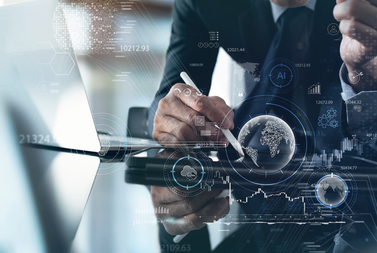 Hombre de negocios trabajando en una laptop, enfocado en conceptos empresariales relacionados con Internet.