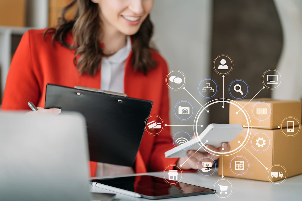 Mujer eligiendo las pymes en Internet