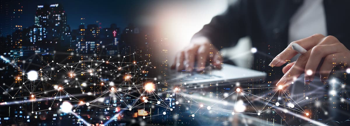 Una persona usa una laptop conectada a redes, con Towering 5G visibles en el fondo.