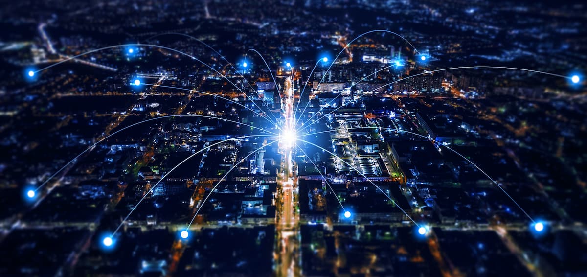 La ciudad iluminada con numerosos dispositivos conectados a Internet.