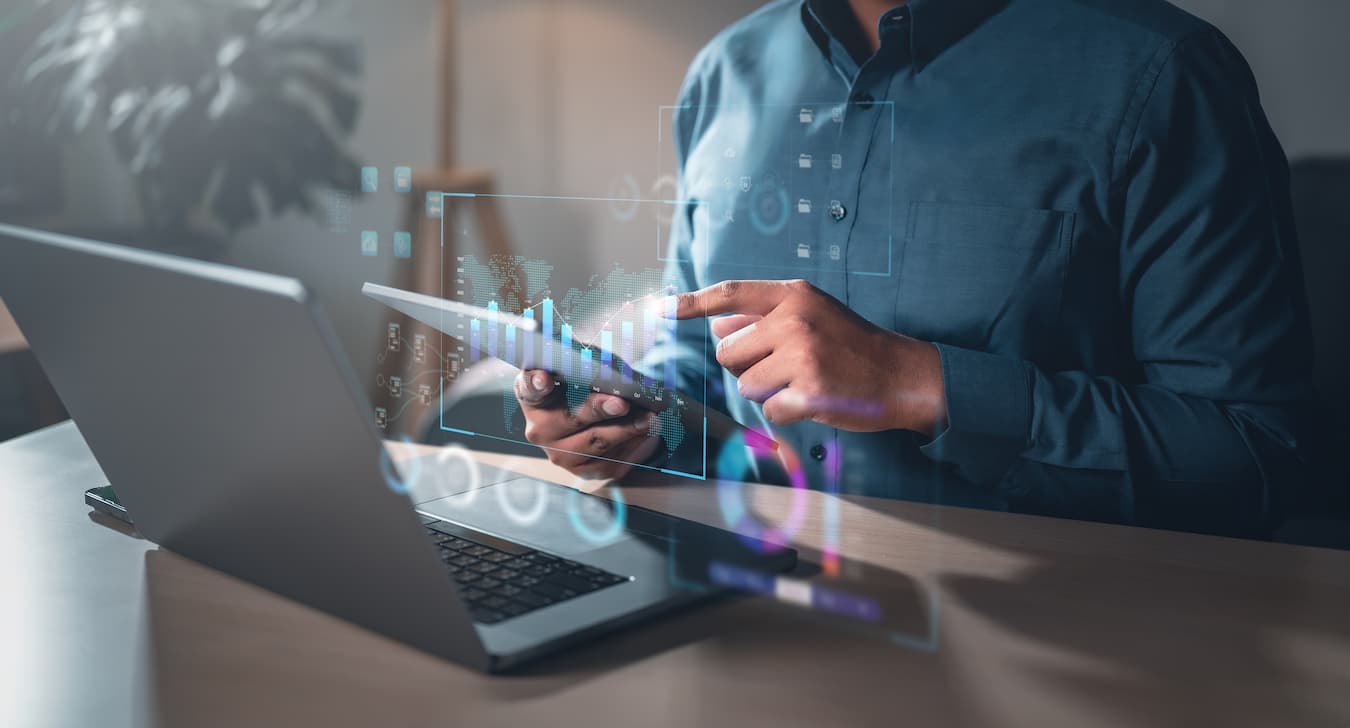 Un hombre utiliza una tableta con un gráfico en la pantalla, conectado a internet.