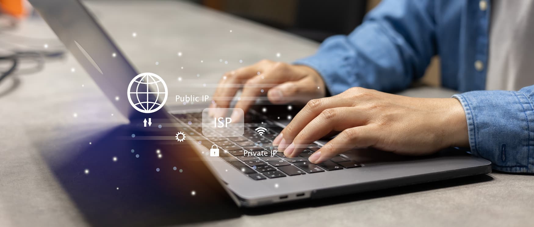 Una persona tecleando en una computadora portátil con íconos de Internet visibles en la pantalla.