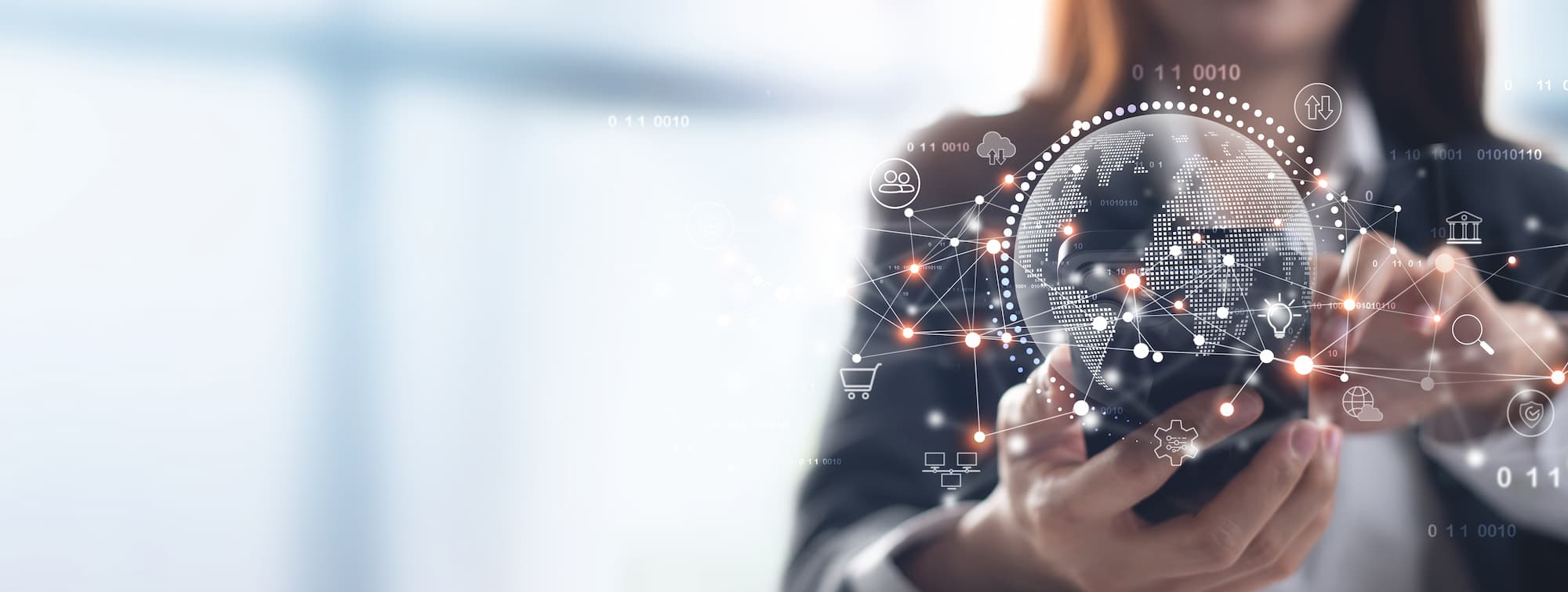 Una mujer en traje de negocios sostiene un globo digital, simbolizando la conectividad global a través de internet.