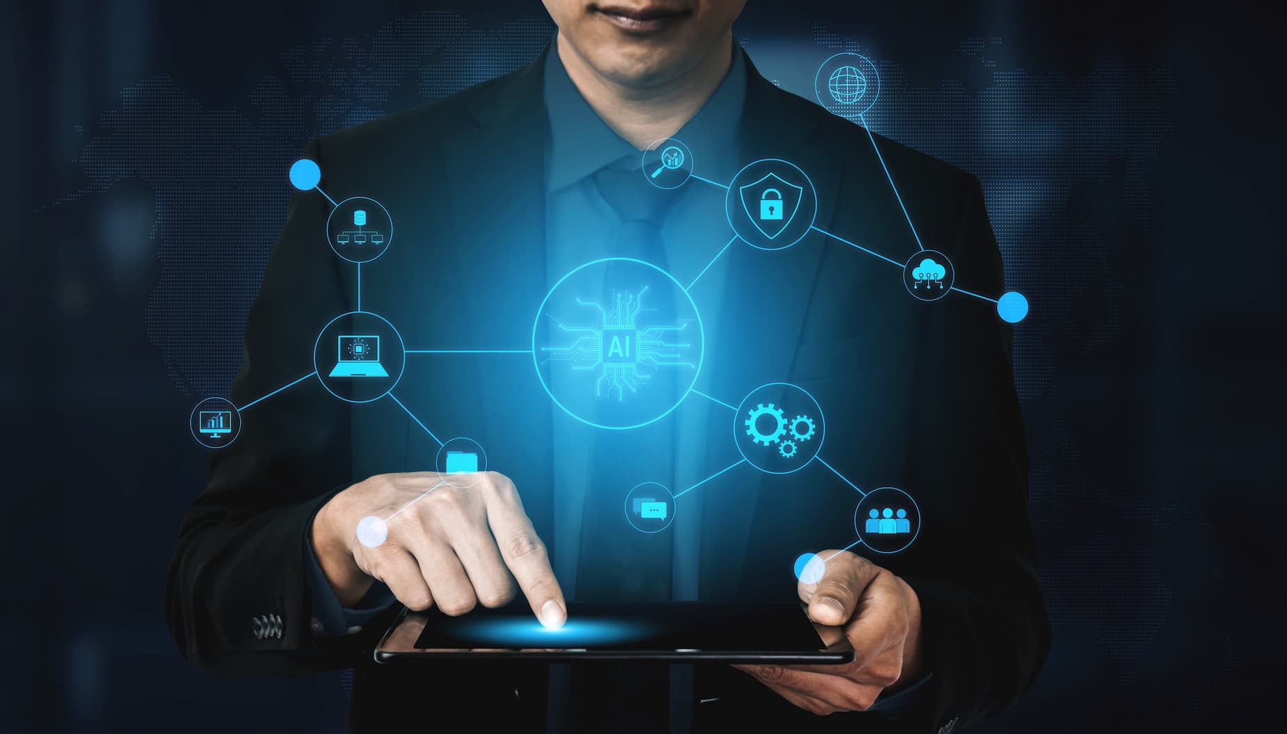 Hombre de traje sosteniendo una tableta con íconos, representando la tecnología Towering 5G.