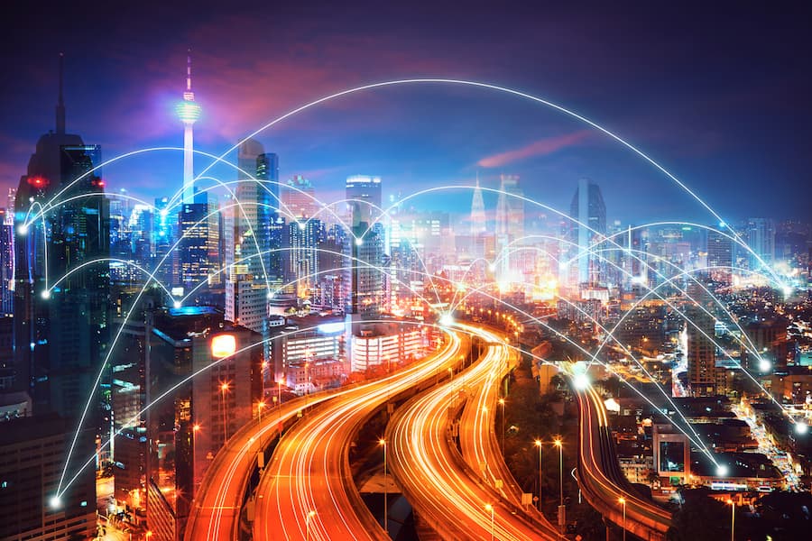 Una ciudad con líneas de red, semáforos y Towering 5G que destacan en el paisaje urbano.