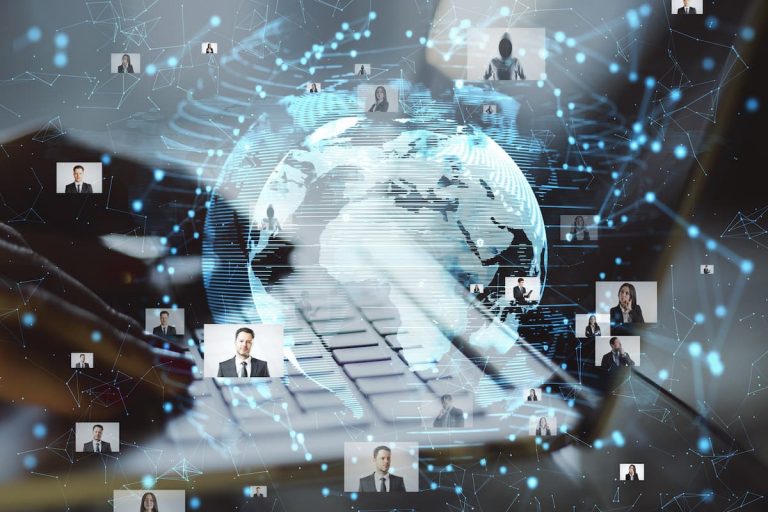 Profesionales colaborando en laptops, rodeados de íconos de redes sociales, simbolizando la ciberseguridad y protección anti-DDoS.