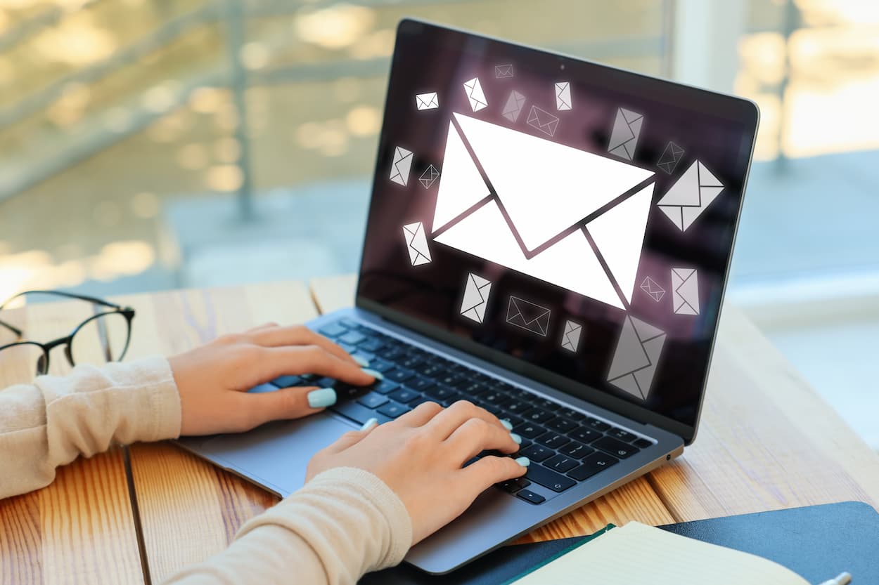 Correo electrónico de Phishing que destaca su efectividad para aumentar el negocio, con gráficos y estadísticas.
